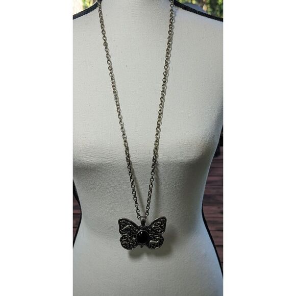 Butterfly Silvertone Pewter Color 3" Unique Pendant. Snake, fox, tiger. Cord. - Picture 3 of 7